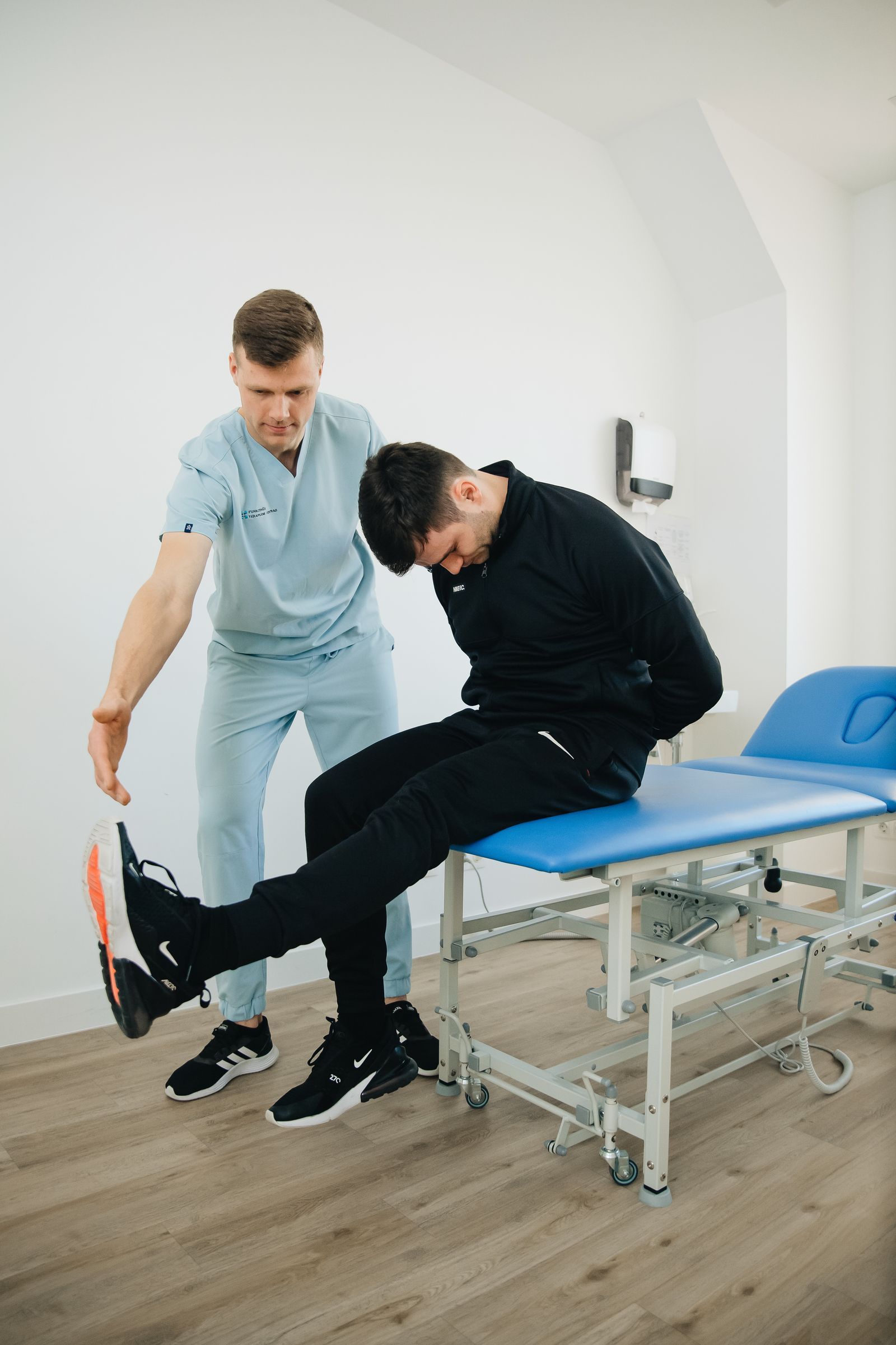 Trattamento e movimento guidato in uno studio di fisioterapia